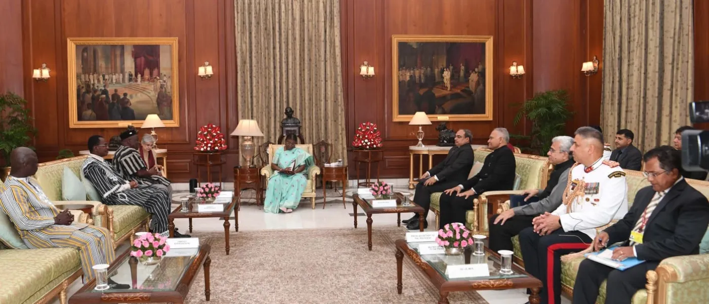 La Présidente de l'Inde Droupadi Murmu reçoit l'Ambassadeur du Burkina Faso et sa délégation dans un salon du Rashtrapati Bhavan