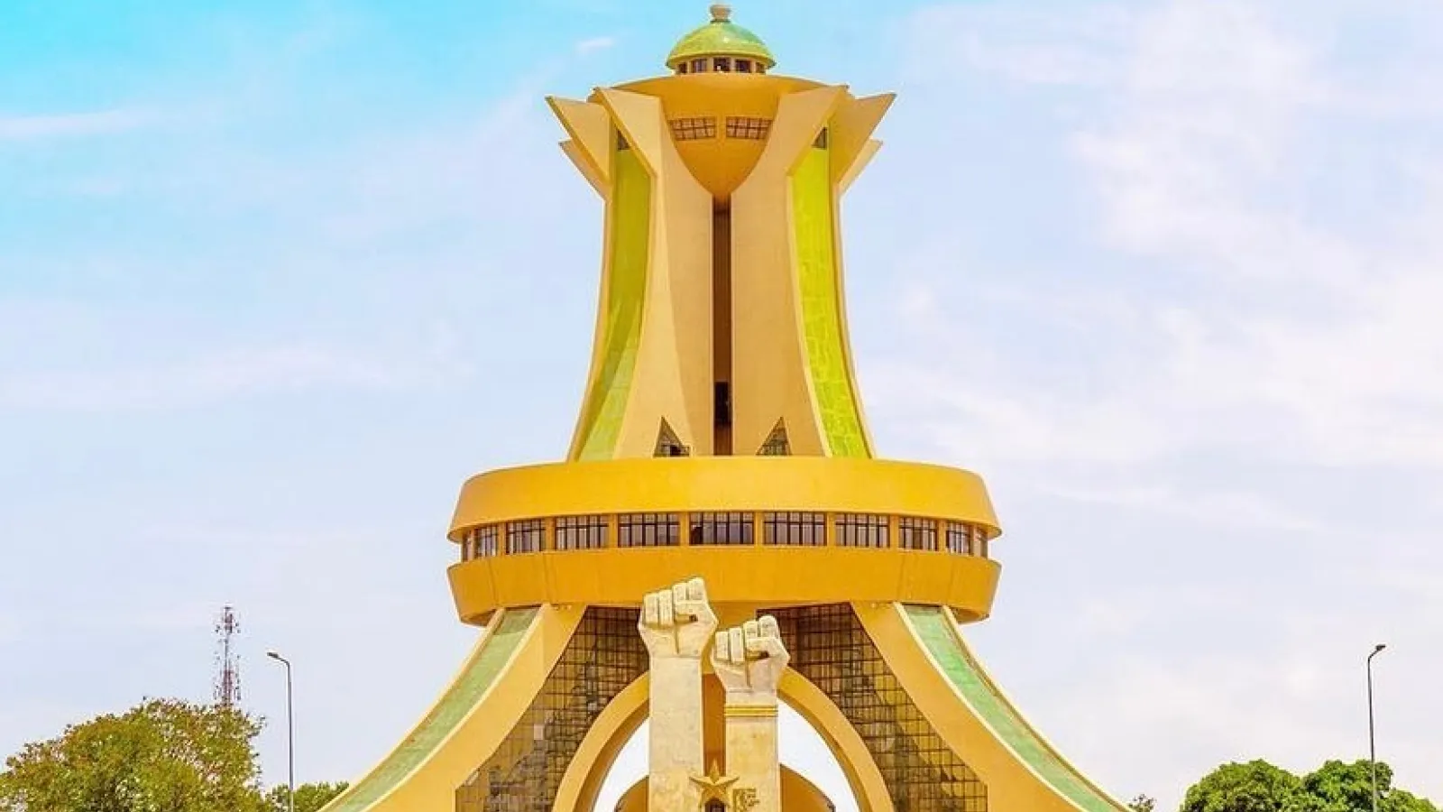 Monument en forme de tour dorée sous un ciel bleu