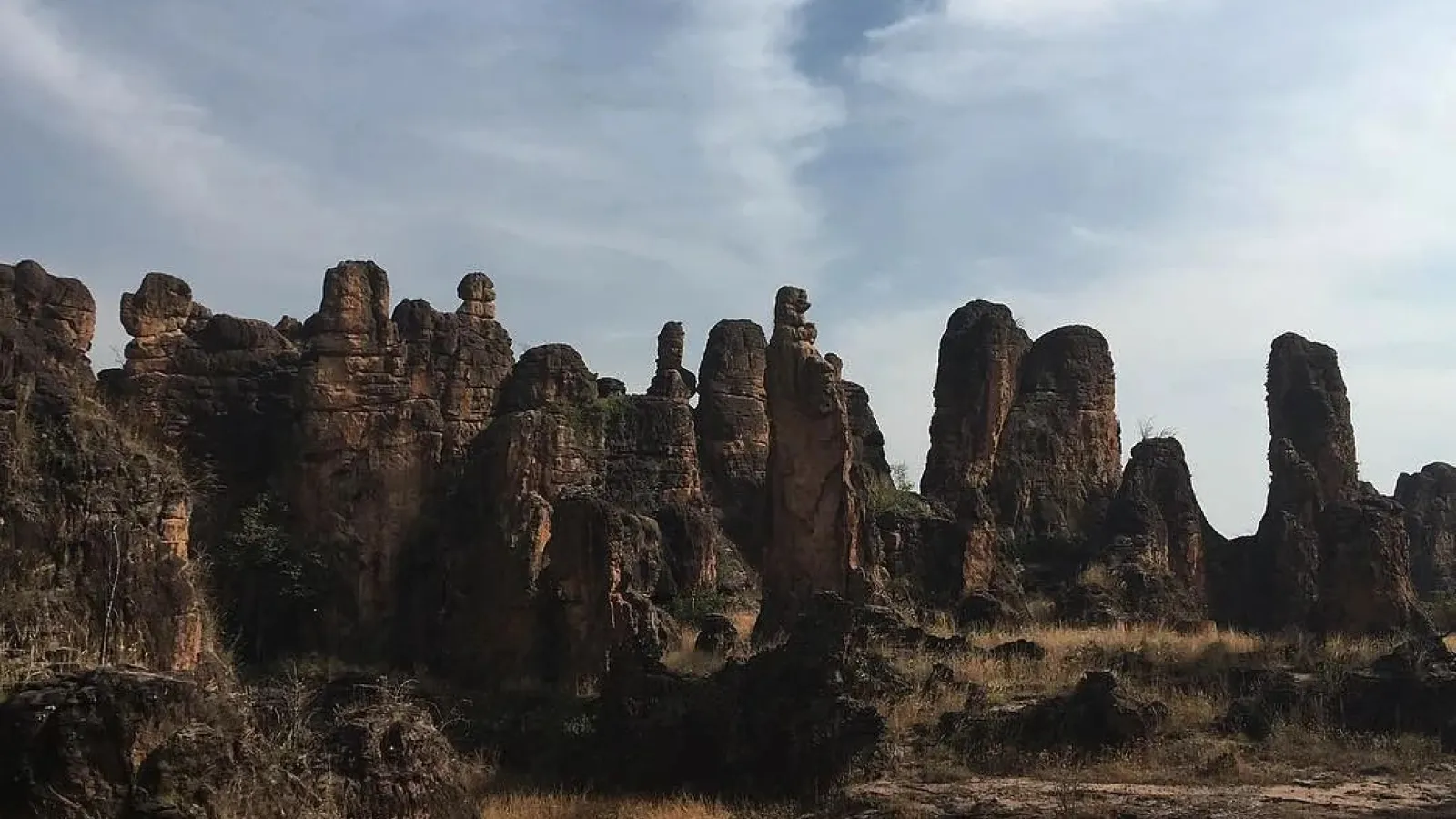 Formations rocheuses sous un ciel nuageux