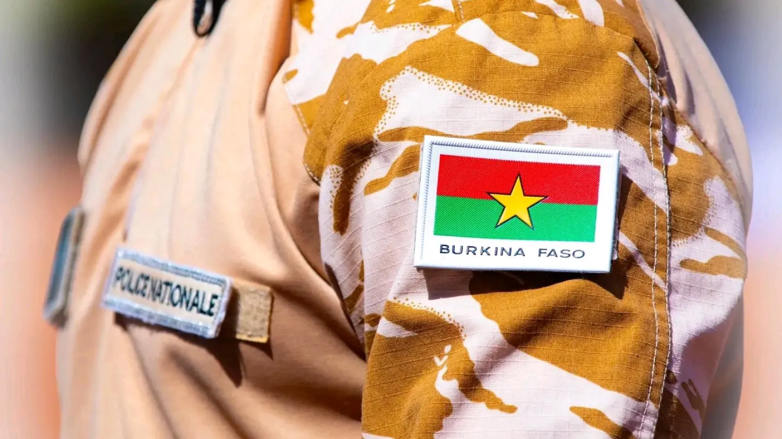 Écusson du drapeau du Burkina Faso sur une manche de tenue militaire