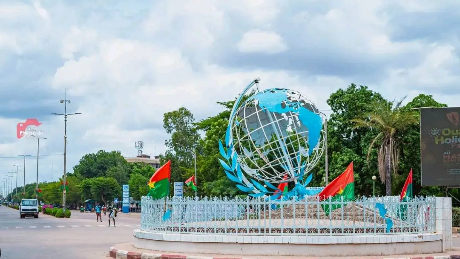 Rond-point avec un globe terrestre bleu et des drapeaux