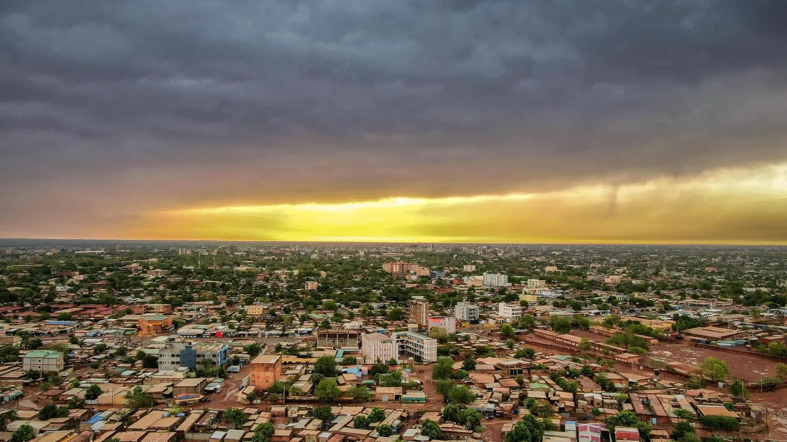 Vue aérienne d'une ville au coucher du soleil sous un ciel d'orage