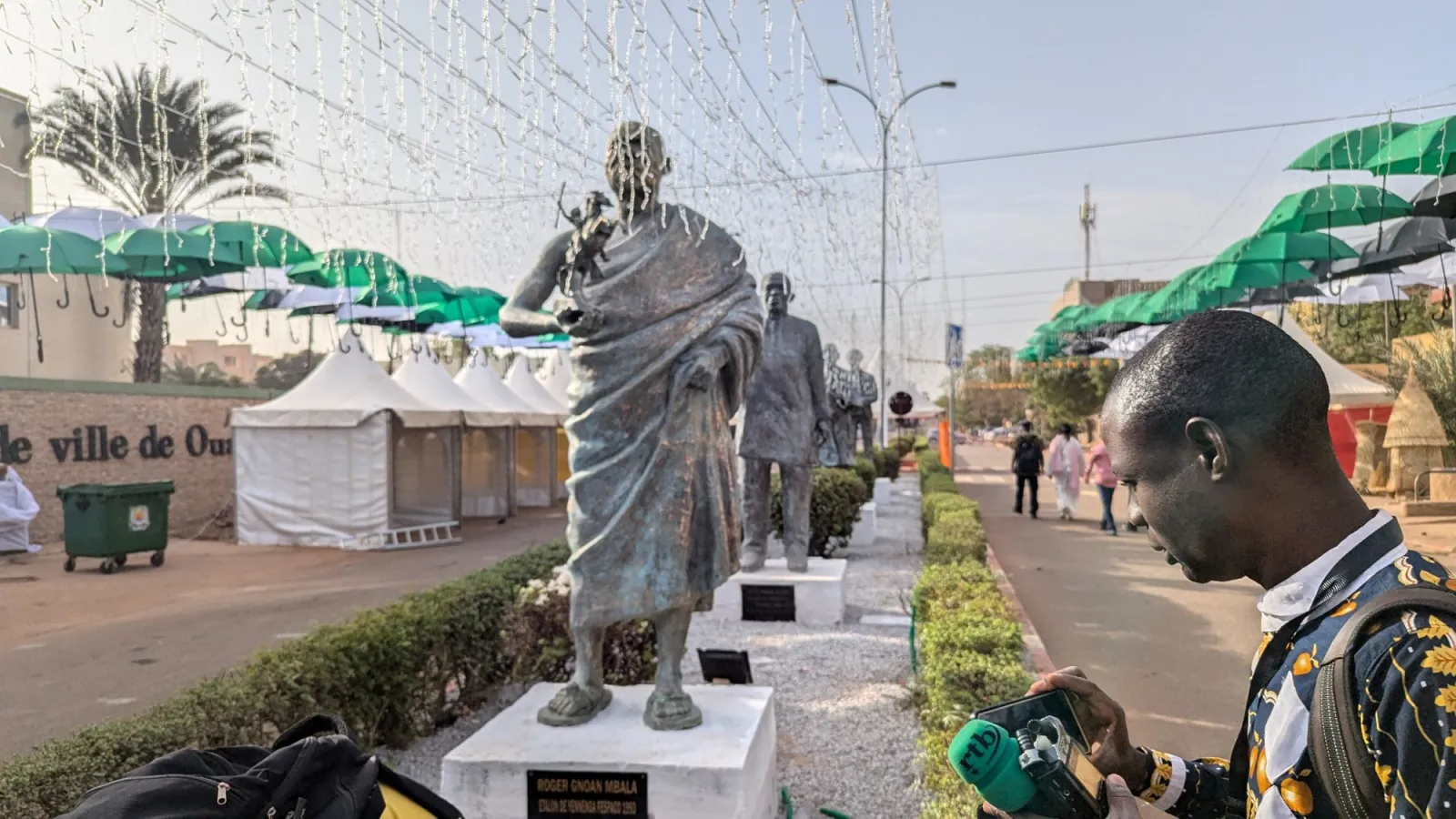 Statues alignées le long d'une rue de Ouagadougou