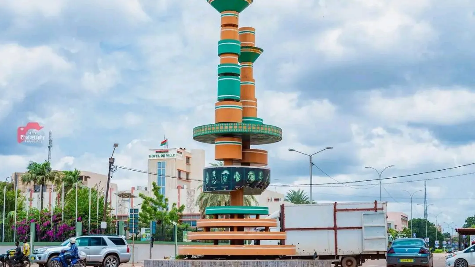 Rond-point orné d'une tour à anneaux colorés